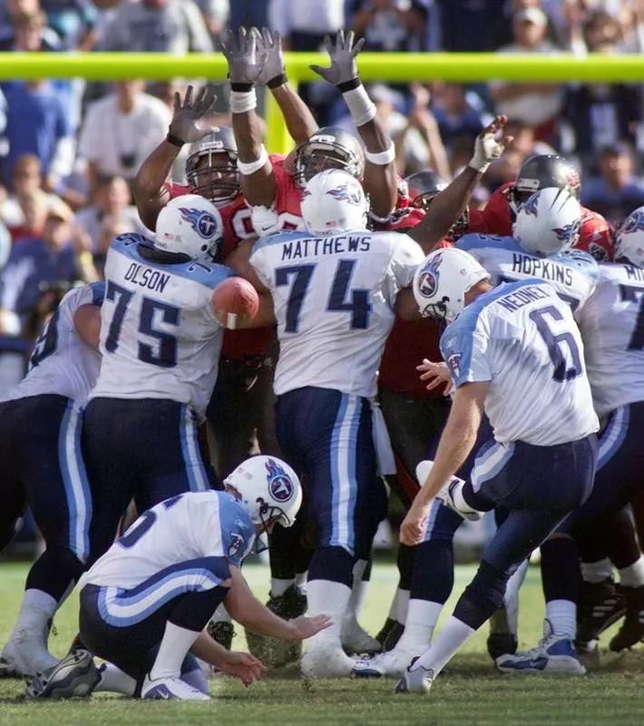 Bruce Matthews blocks for Titans