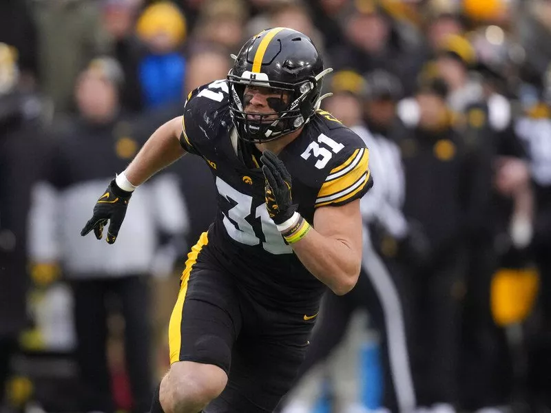 Iowa linebacker Jack Campbell