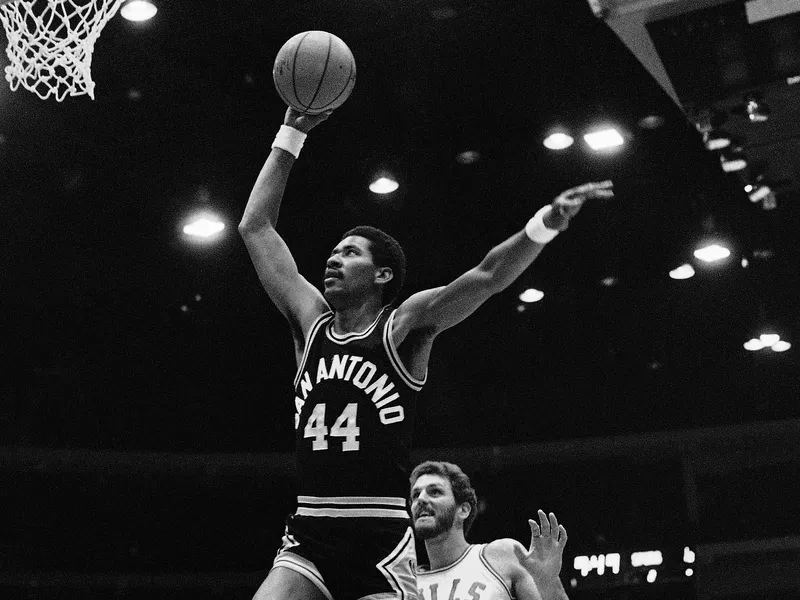 San Antonio Spurs' George Gervin beats Chicago Bulls' Mark Olberding