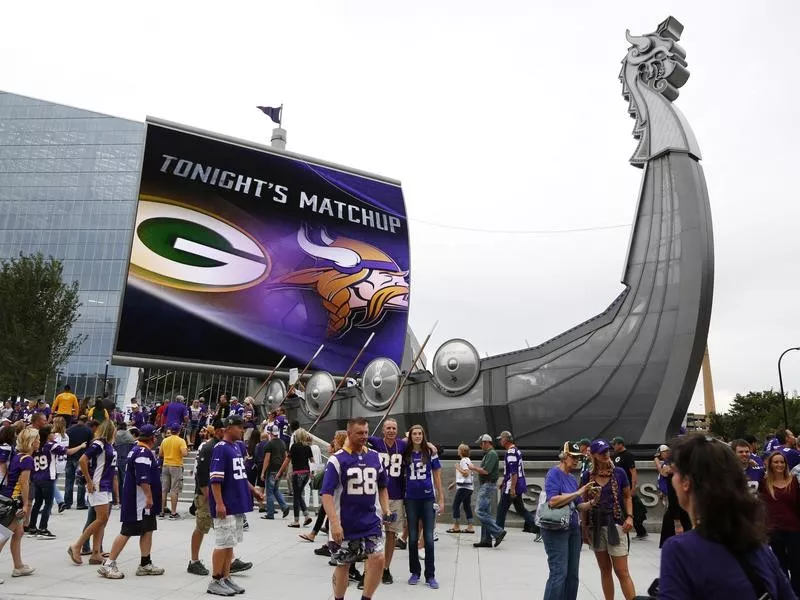 Vikings fans arrive