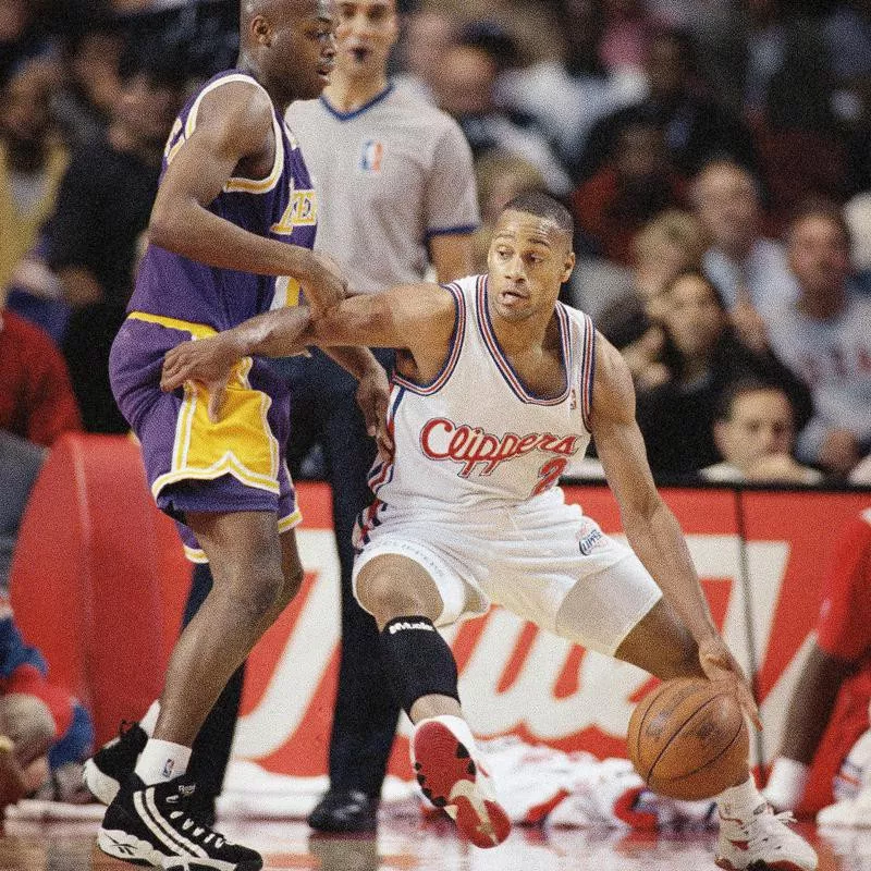 Los Angeles Clippers Pooh Richardson drives around Los Angeles Lakers Nick Van Exel l