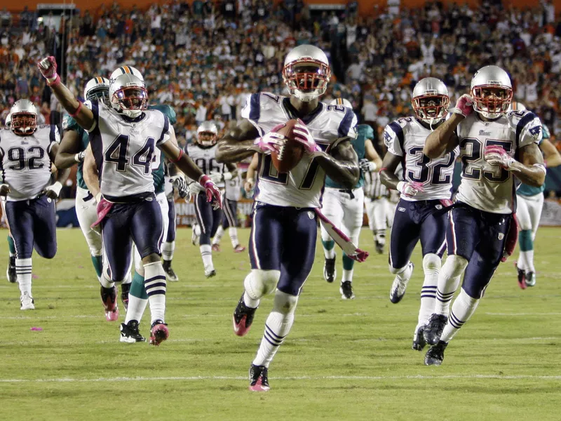 Kyle Arrington runs towards endzone