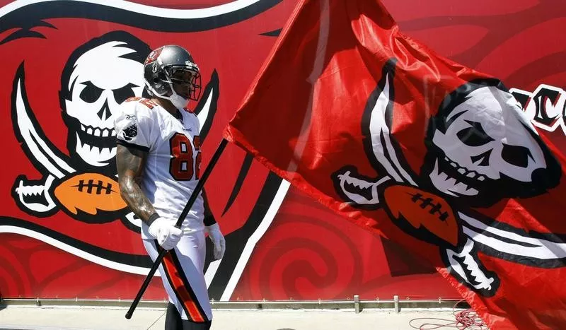 Kellen Winslow with Buccaneers Flag