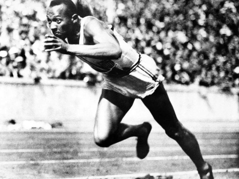 Jesse Owens running