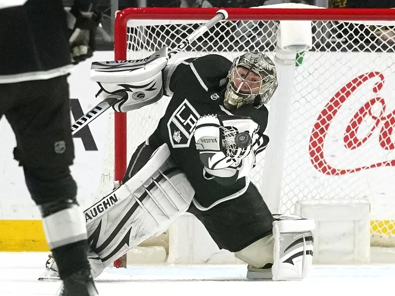 Los Angeles Kings goaltender Jonathan Quick glove save