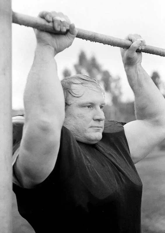 Mike Webster does chin-up