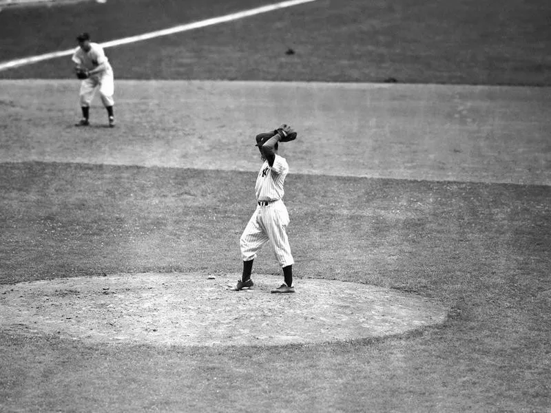 Vic Raschi pitches to Jim Hegan