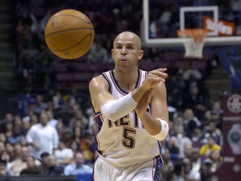 Jason Kidd passes the ball