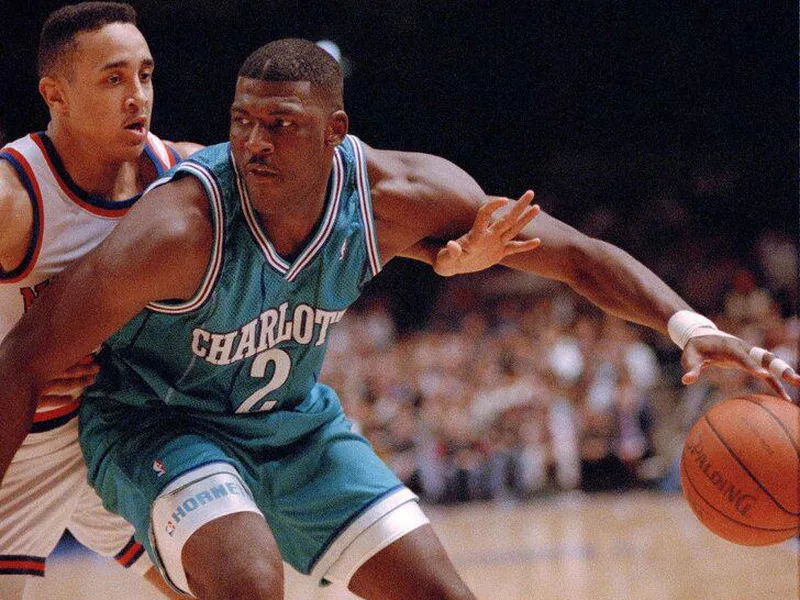 Larry Johnson posts up John Starks