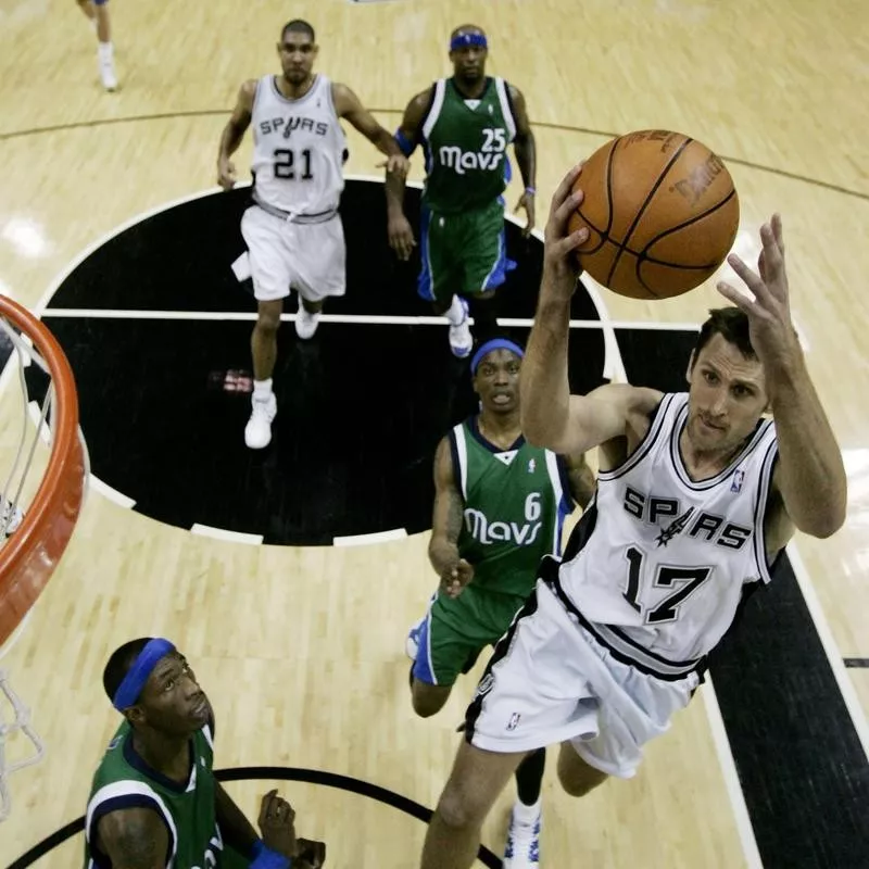 Brent Barry drives to basket against Dallas Mavericks