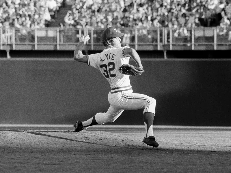David Clyde throws against the Brewers