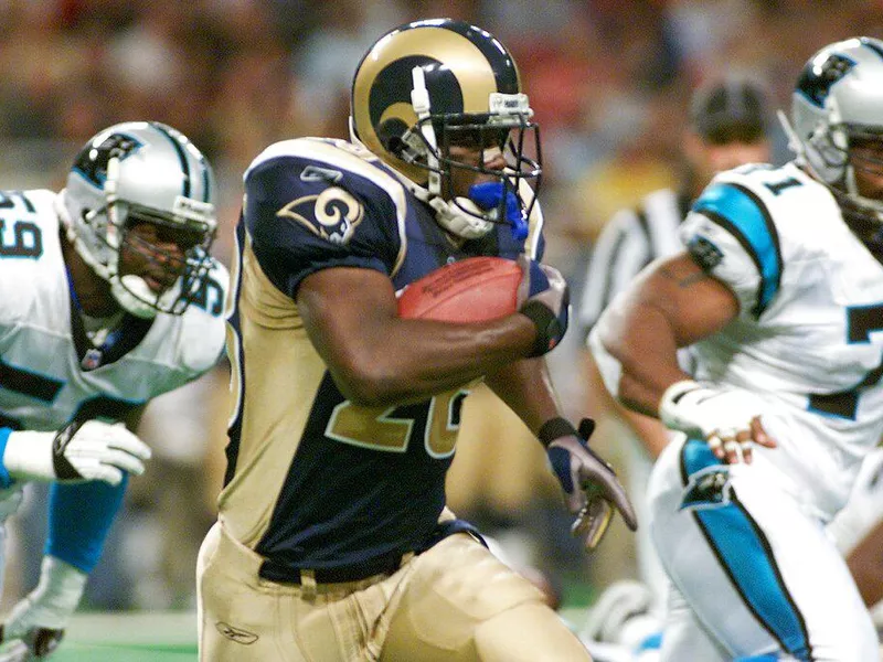 St. Louis Rams' Marshall Faulk avoids Carolina Panthers' Darren Hambrick