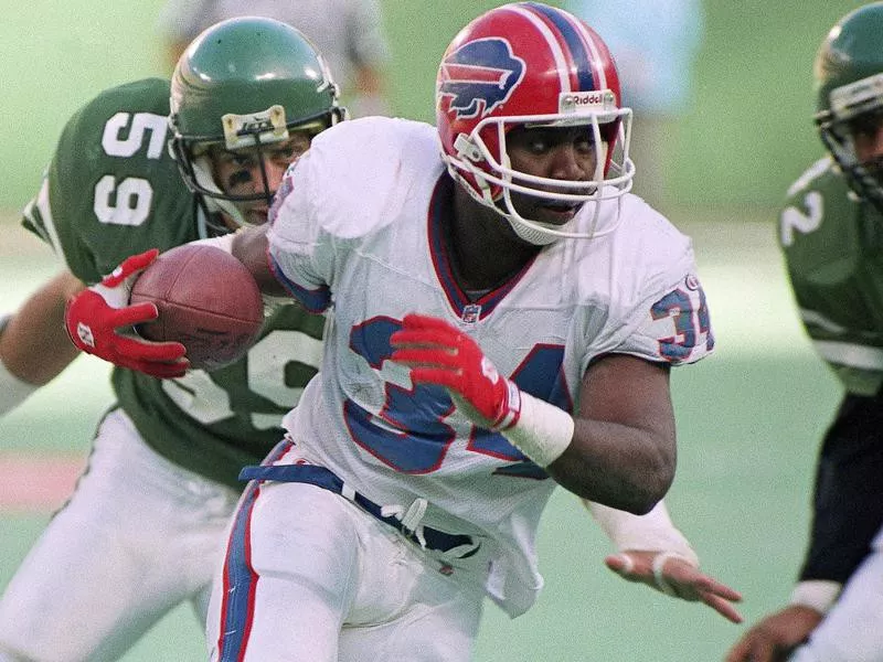 Buffalo Bills' Thurman Thomas carries ball against New York Jets