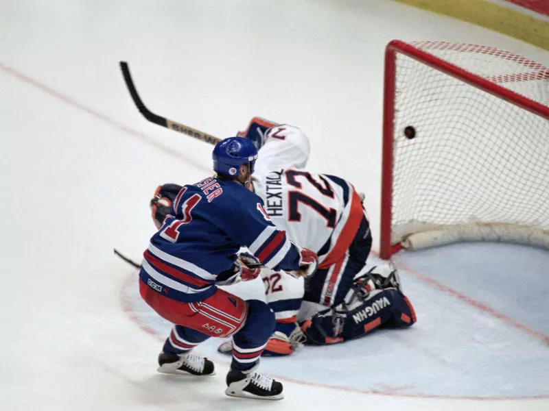 Mark Messier scores