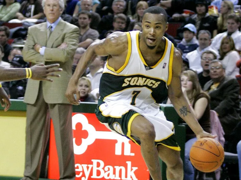 Forward Rashard Lewis drives with the Seattle Sonics