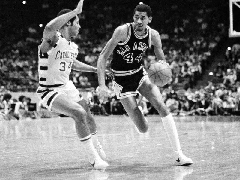 George Gervin drives on Austin Carr