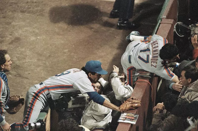 Keith Hernandez and Bob Ojeda lunge into stands