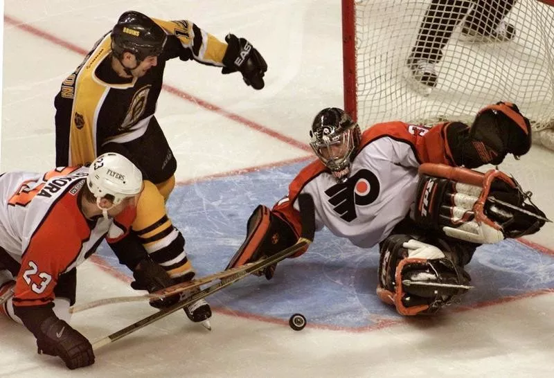 Philadelphia Flyers goalie Roman Cechmanek