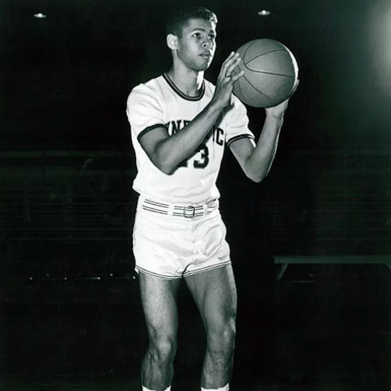 Worthy Patterson looking out with ball