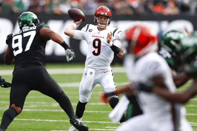 Joe Burrow throws against the New York Jets