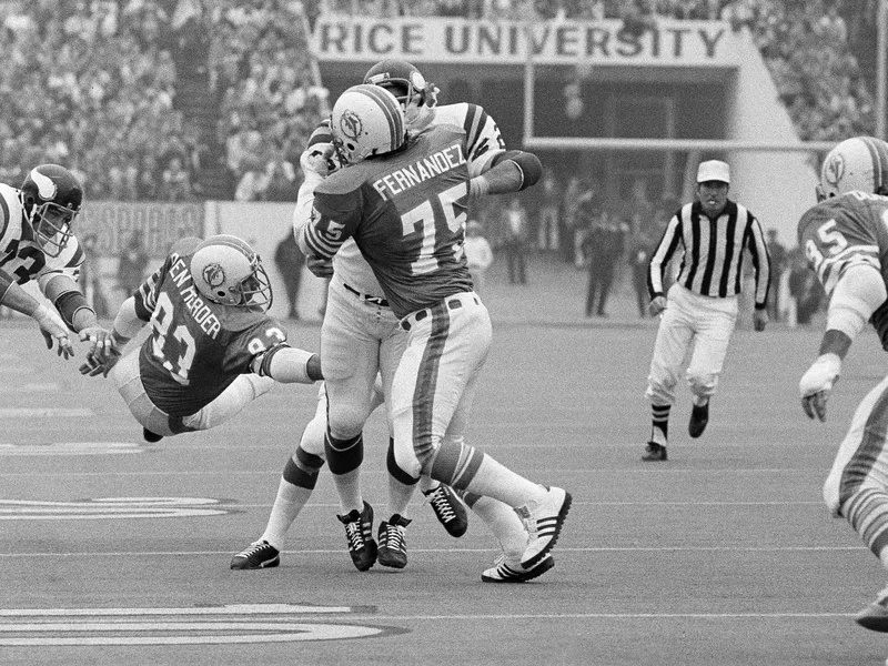 Manny Fernandez makes tackle