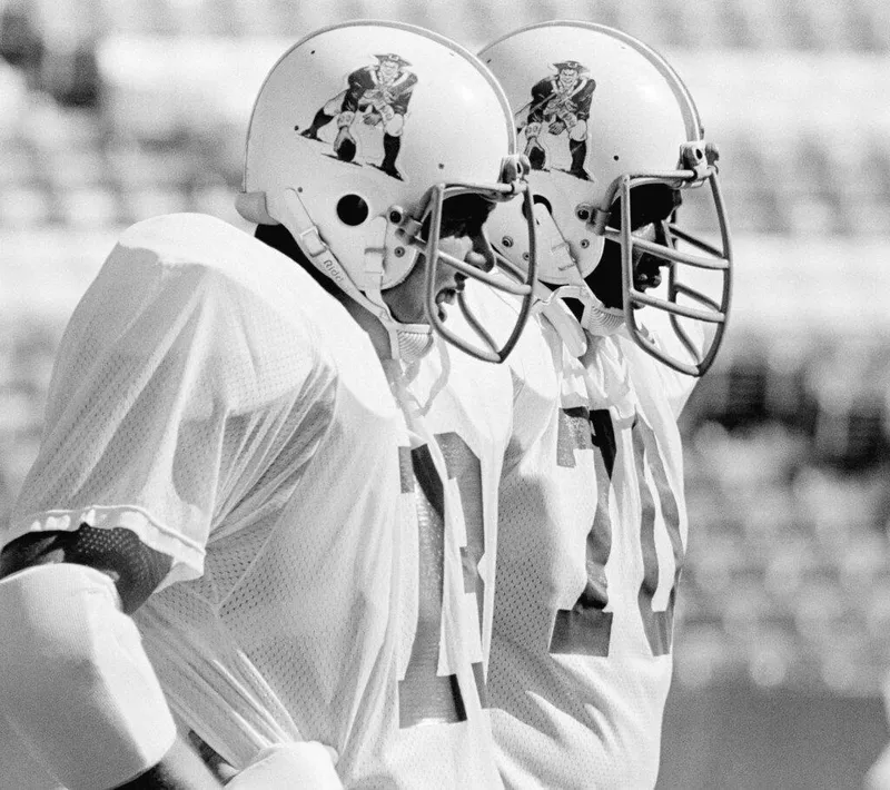 All-pro guard John Hannah, left, and All-Pro tackle Leon Gray