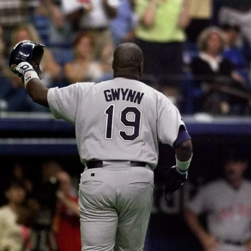 San Diego Padres' Tony Gwynn acknowledges crowd