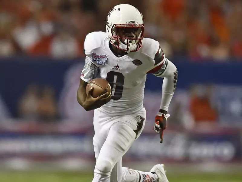 Lamar Jackson runs against Auburn