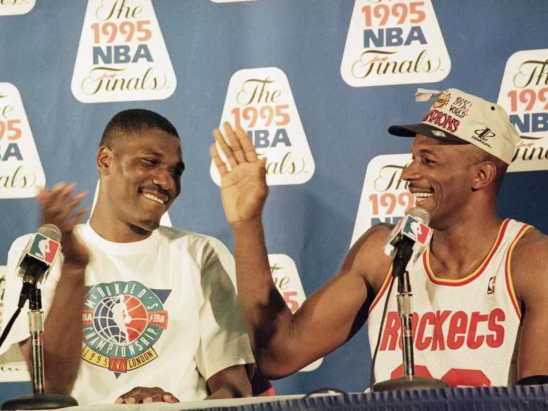 Hakeem Olajuwon and Clyde Drexler high five