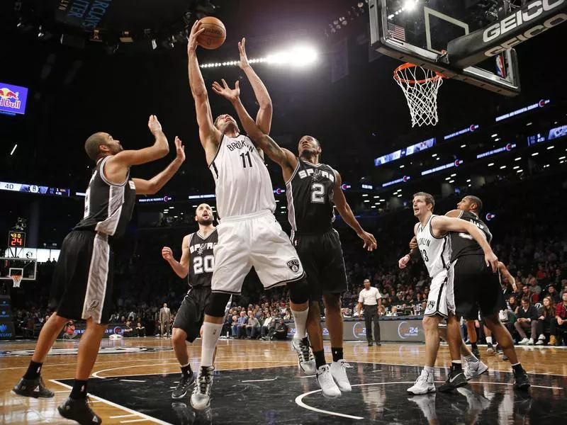 Tony Parker, Brook Lopez, Kawhi Leonard defend