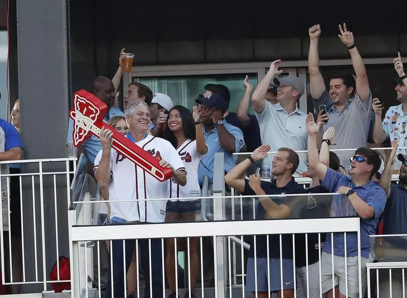 Dale Murphy leads crowd in first tomahawk chop