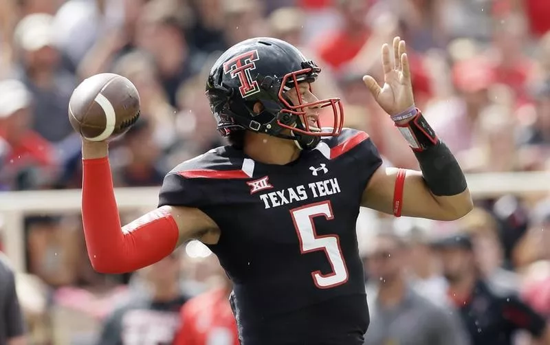 Patrick Mahomes throws against Baylor