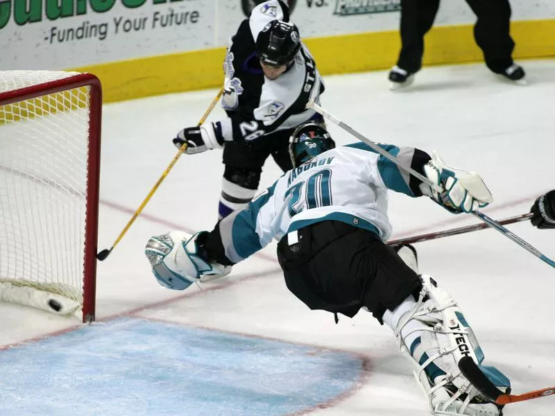 Martin St. Louis scores a goal