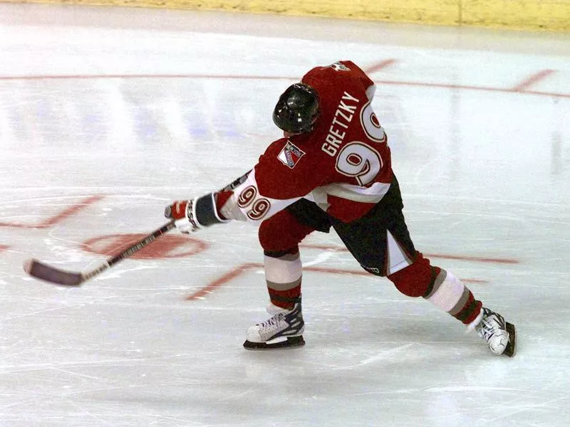 Wayne Gretzky shoots to score