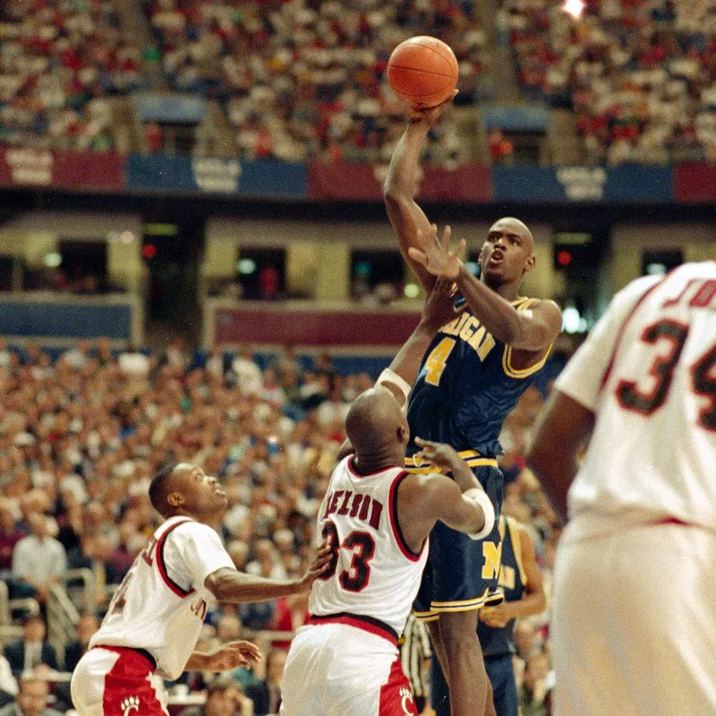 Michigan's Chris Webber puts up shot over Cincinnati's Terry Nelson