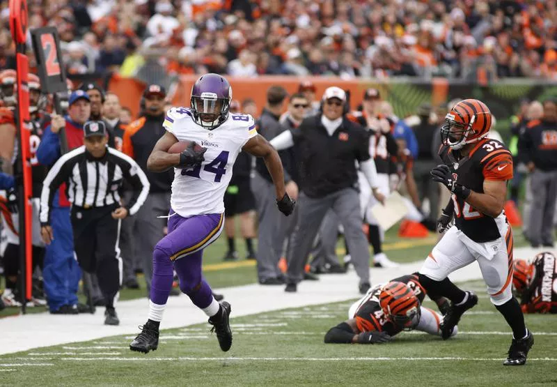 Cordarrelle Patterson runs for a touchdown