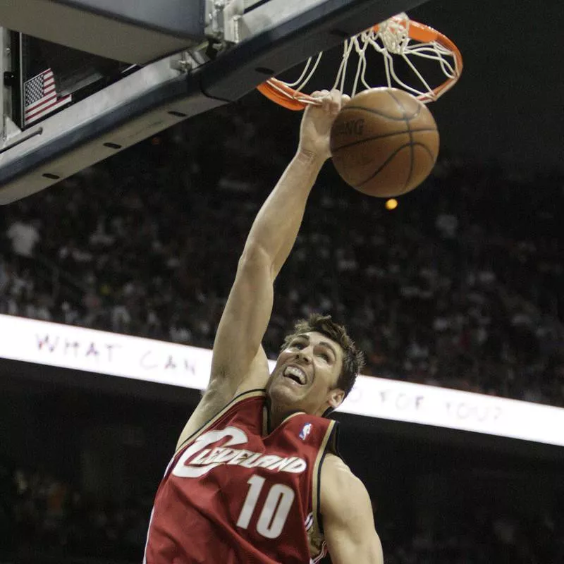 Cleveland Cavaliers' Wally Szczerbiak scores