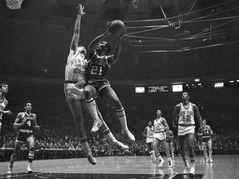 New York Knicks forward Dave DeBusschere defends