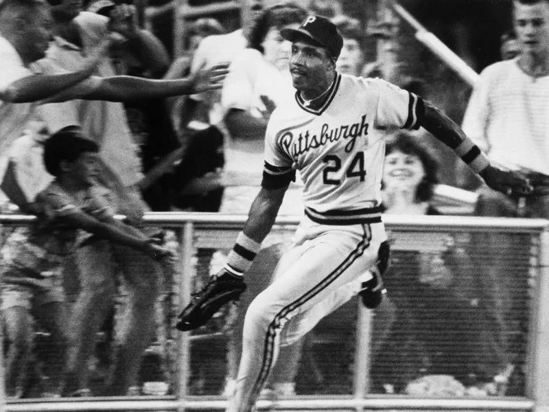 Barry Bonds catches foul fly ball against Phillies