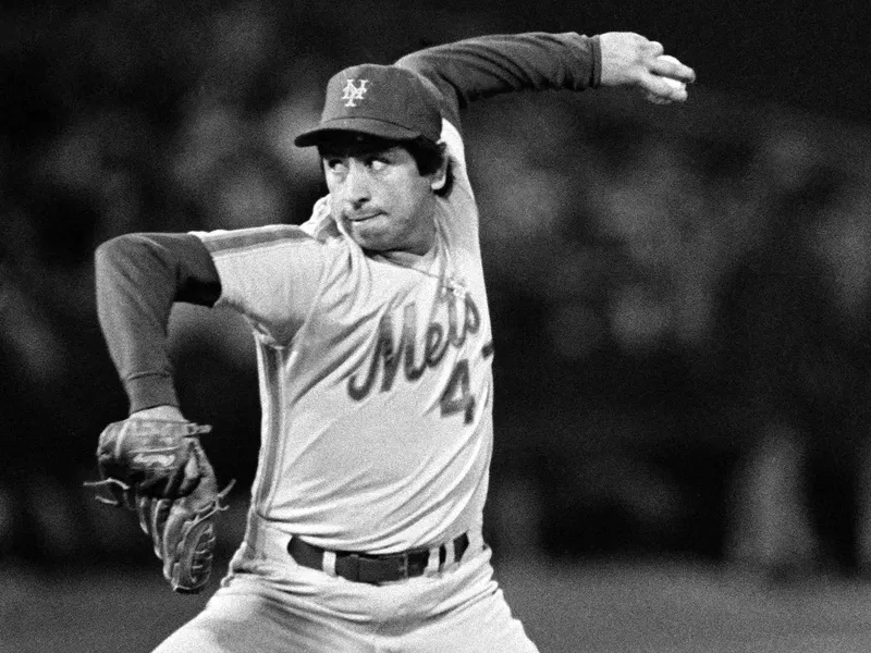 New York Mets pitcher Jesse Orosco hurls pitch against St. Louis Cardinals