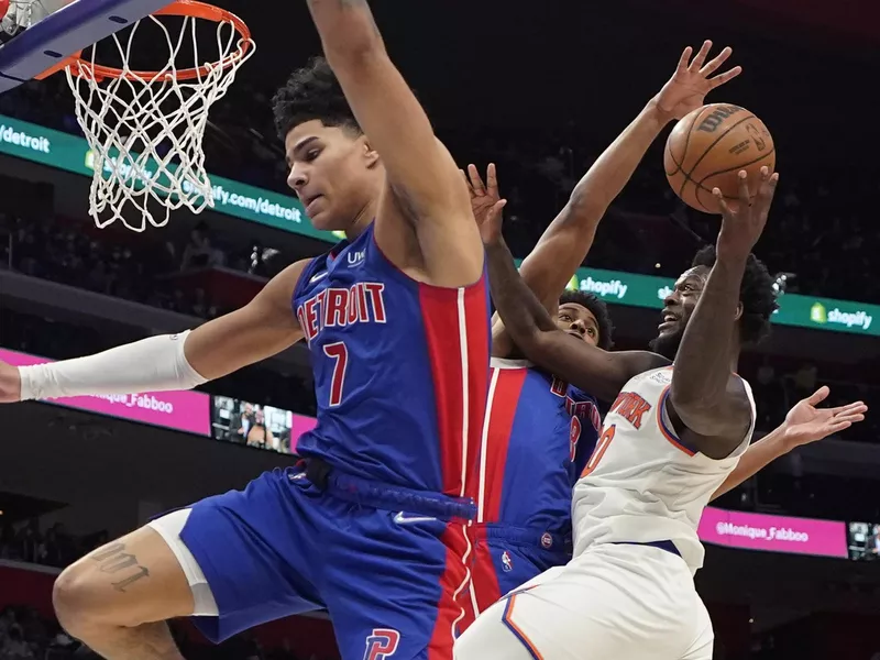 New York Knicks forward Julius Randle attempts layup