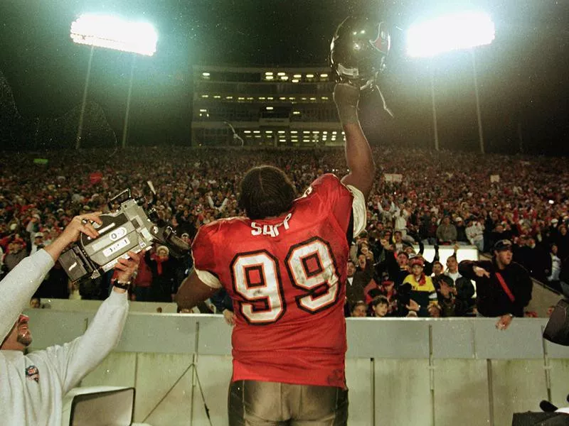 Tampa Bay Buccanners defensive tackle Warren Sapp cheers fans