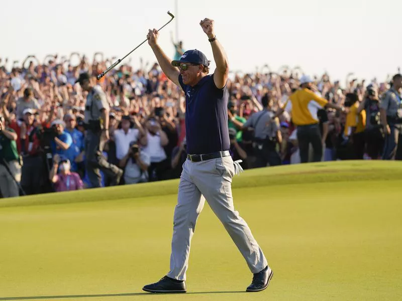 Phil Mickelson celebrates