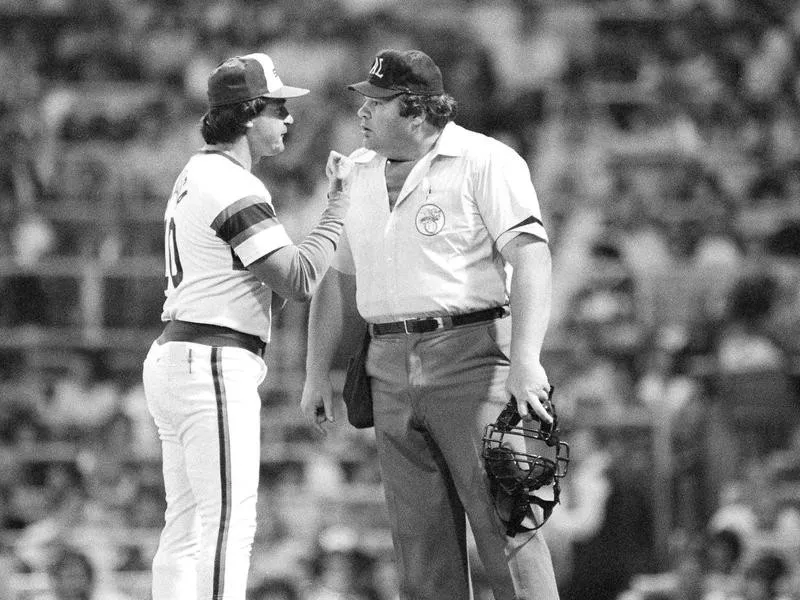 Tony La Russa argues with home plate umpire Ken Kaiser