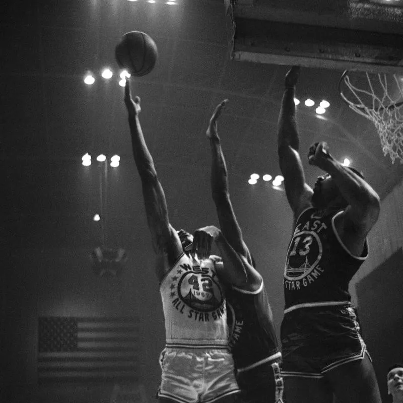 Nate Thurmond tips the ball towards the basket