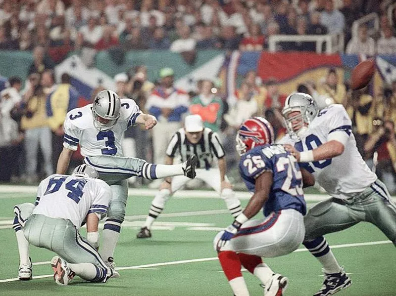 Dallas Cowboys kicker Eddie Murray kicks field goal