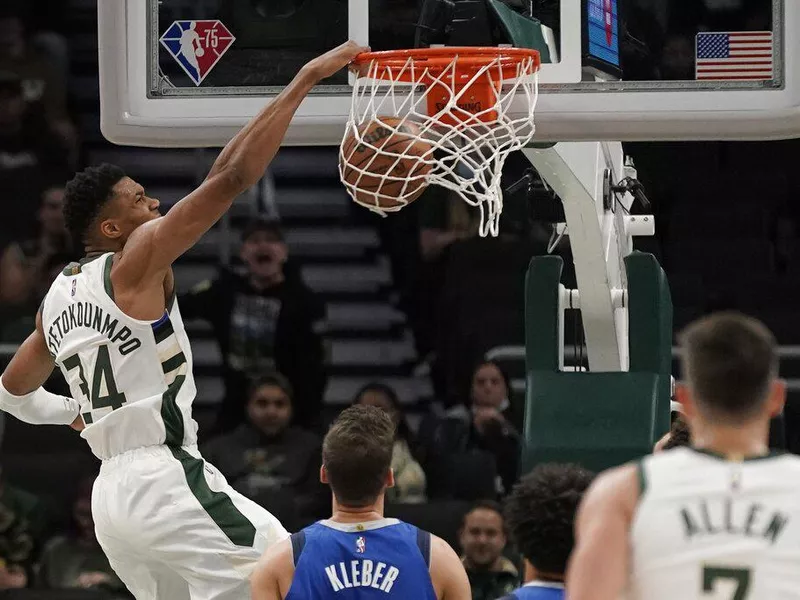 Giannis Antetokounmpo dunks