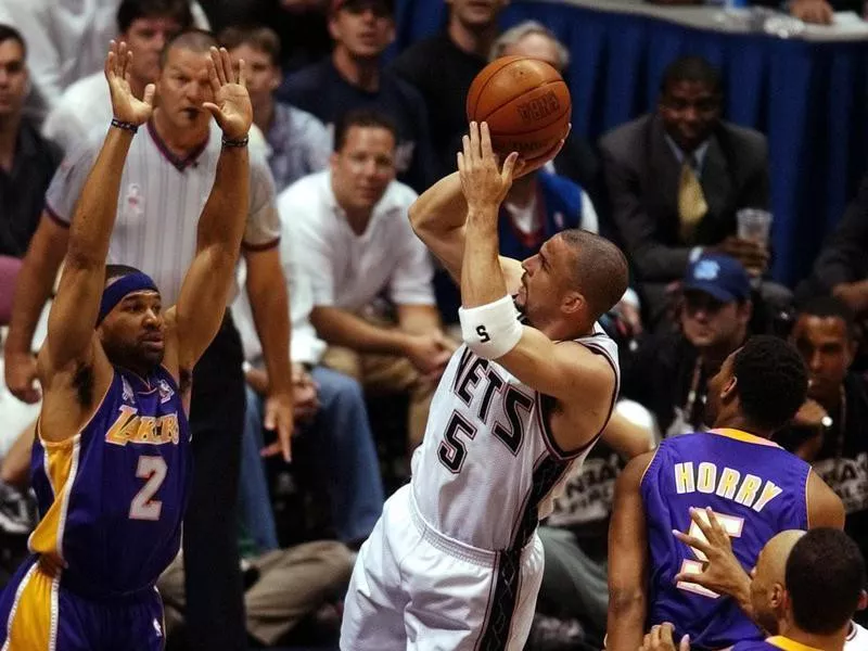 Jason Kidd shoots over Derek Fisher