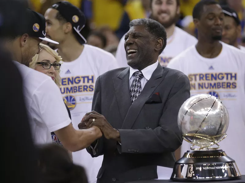 Al Attles shakes hands with Stephen Curry