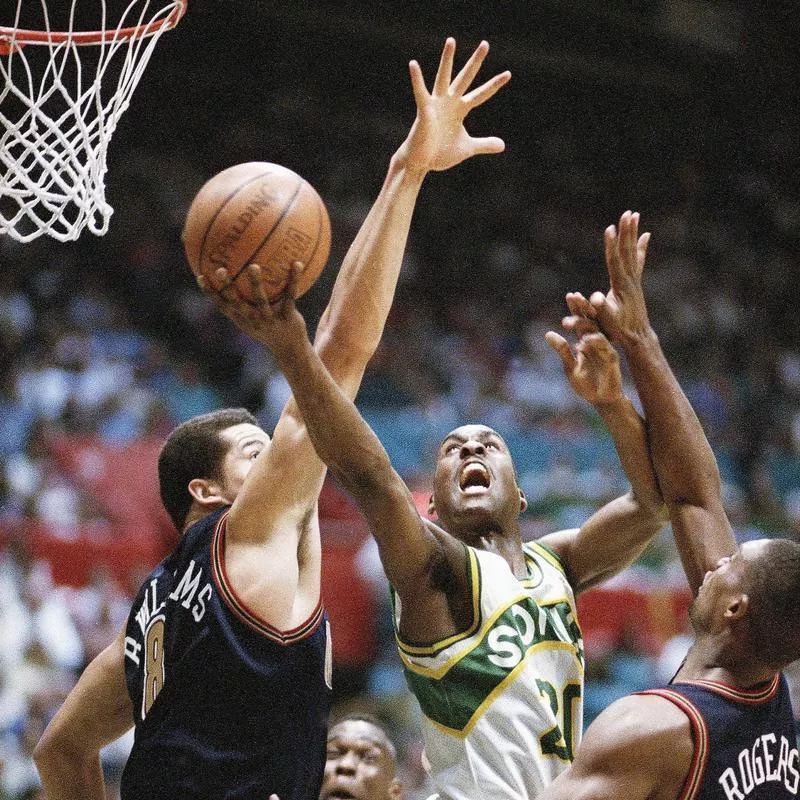 Gary Payton drives Brian Williams and Rodney Payton